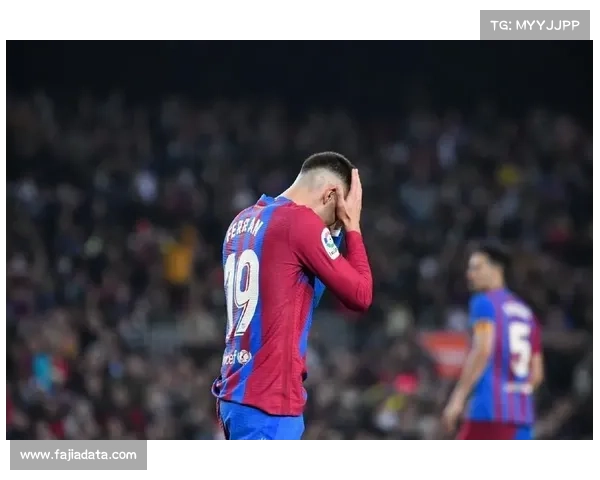 “费兰-托雷斯戴帽后与球迷互动，巴萨更衣室庆祝积分榜领跑”